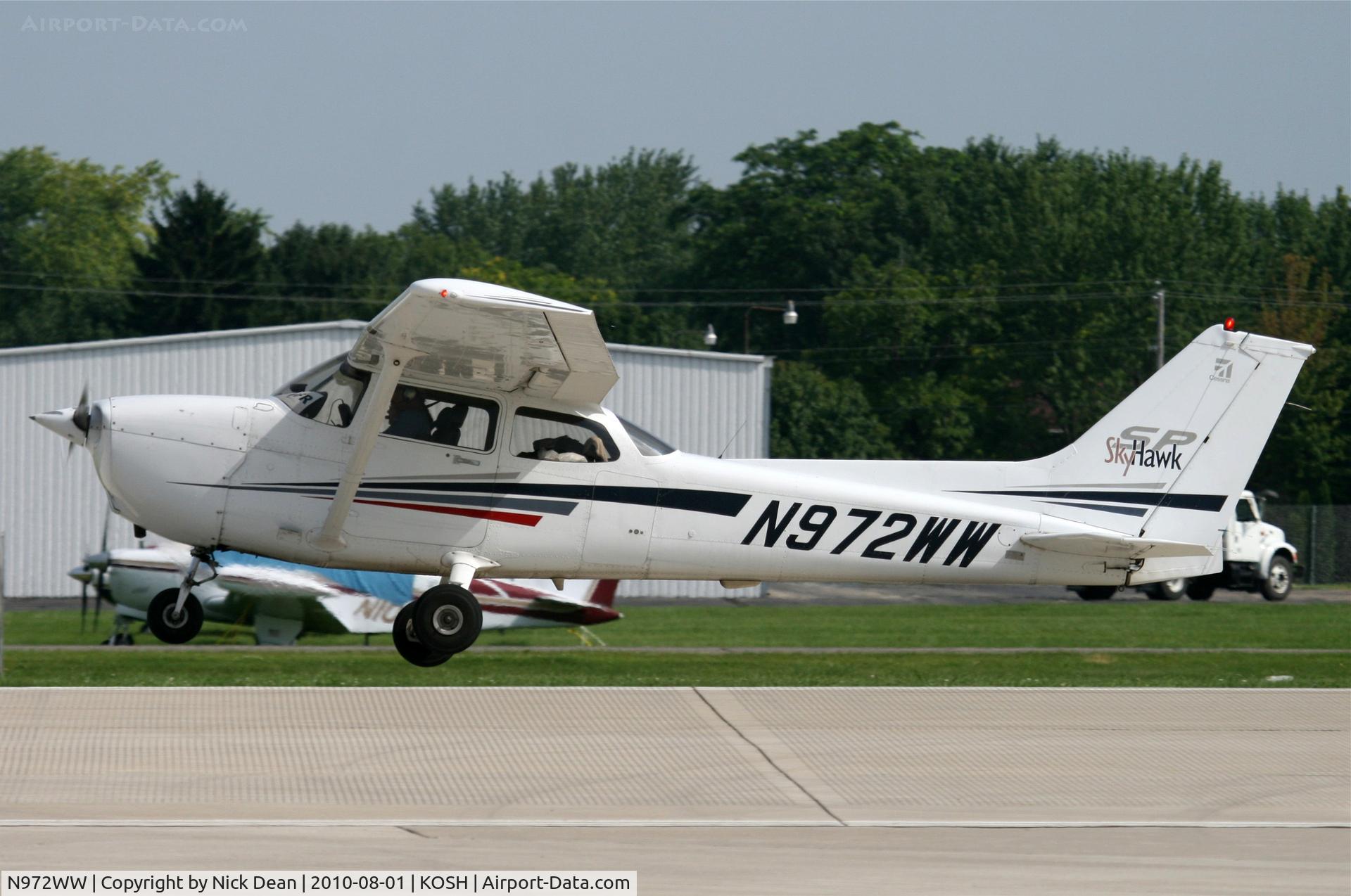 N972WW, 2002 Cessna 172S C/N 172S9072, KOSH