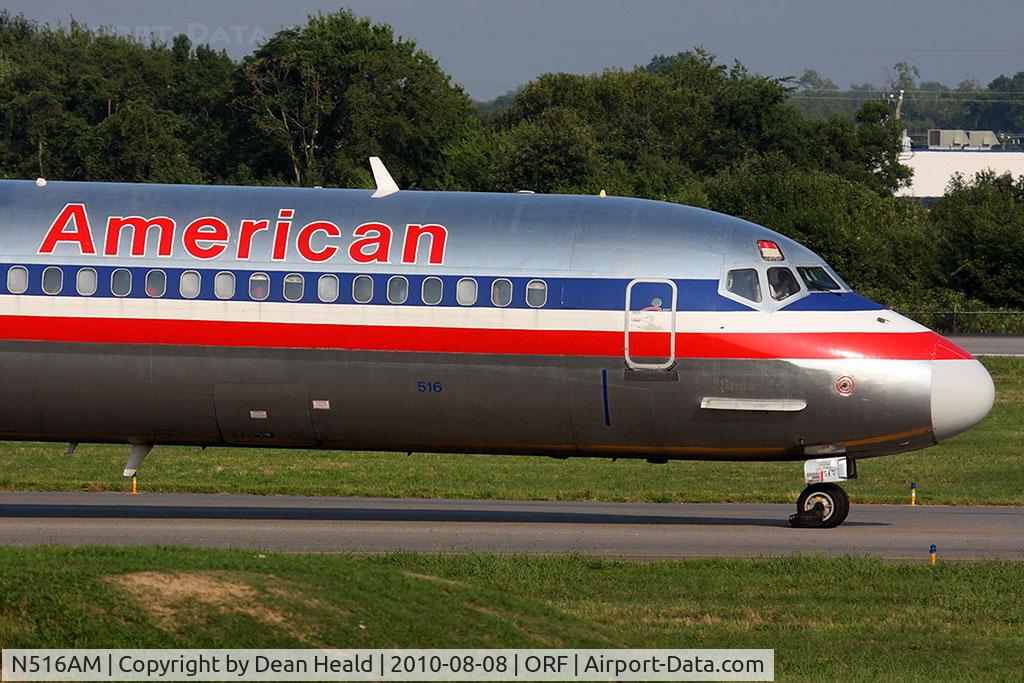 N516AM, 1990 McDonnell Douglas MD-82 (DC-9-82) C/N 49893, American Airlines N516AM (FLT AAL682) from Dallas/Fort Worth Int'l (KDFW) taxiing to the gate. You can clearly see the nose strake, which is found on DC-9 Series 80 and later models.