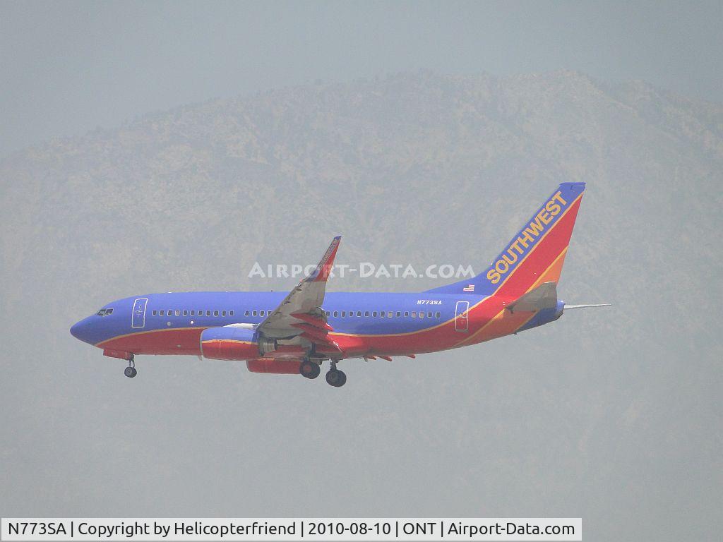 N773SA, 2000 Boeing 737-7H4 C/N 27881, Fianl approach to runway 26R