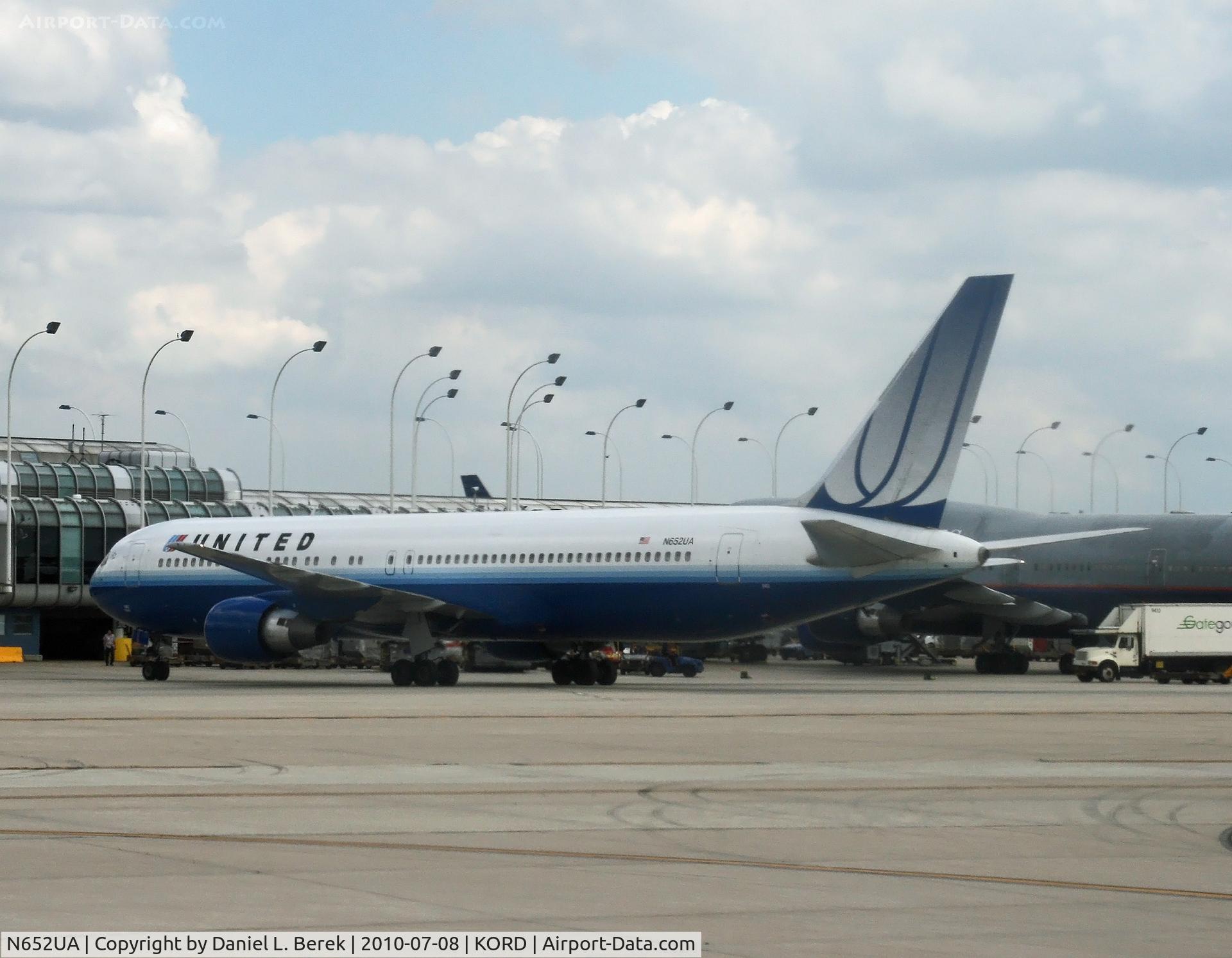 N652UA, 1992 Boeing 767-322 C/N 25390, A 767 awaits her next load of passengers at ORD.