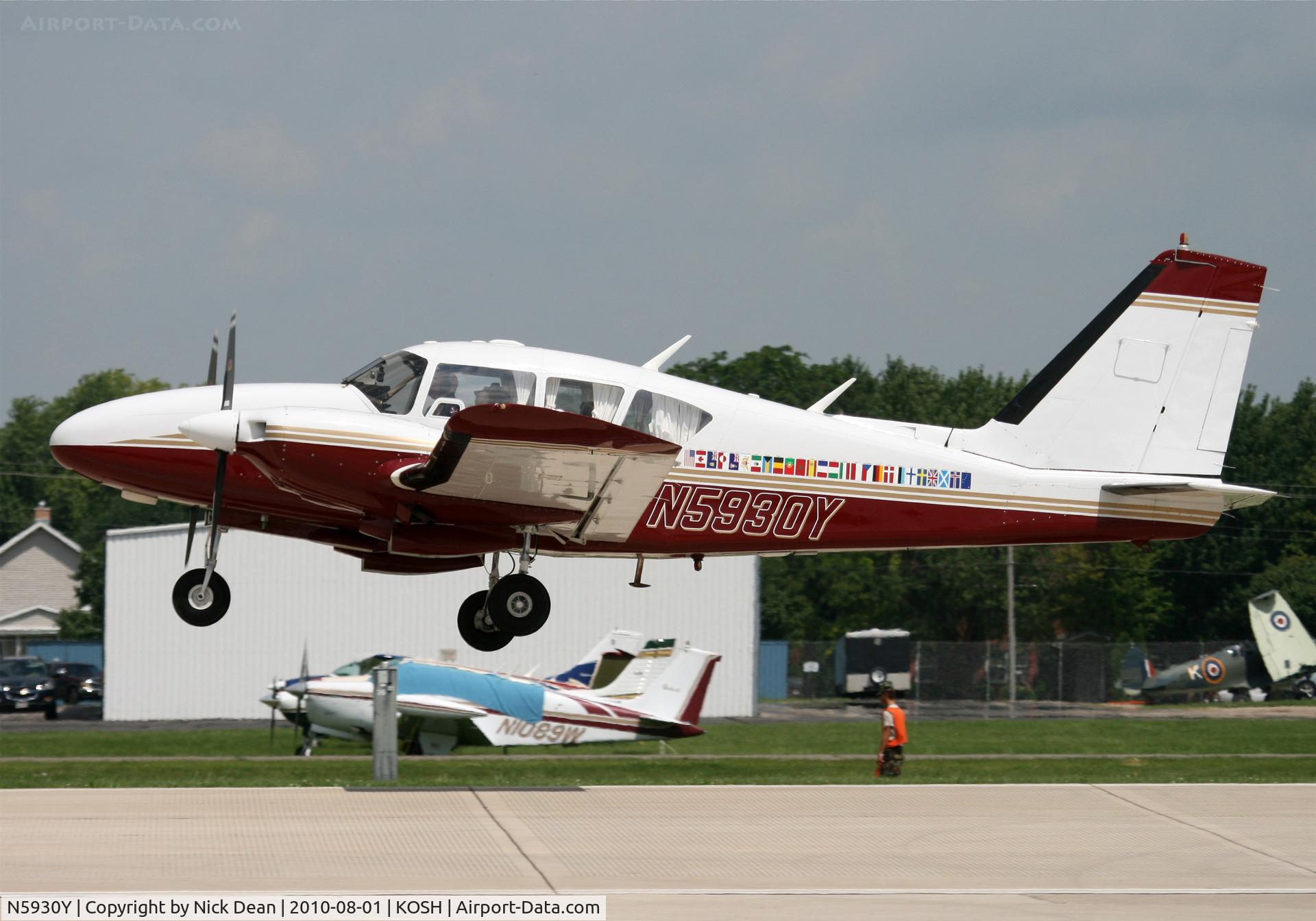 N5930Y, 1965 Piper PA-23-250 Aztec C/N 27-3091, KOSH