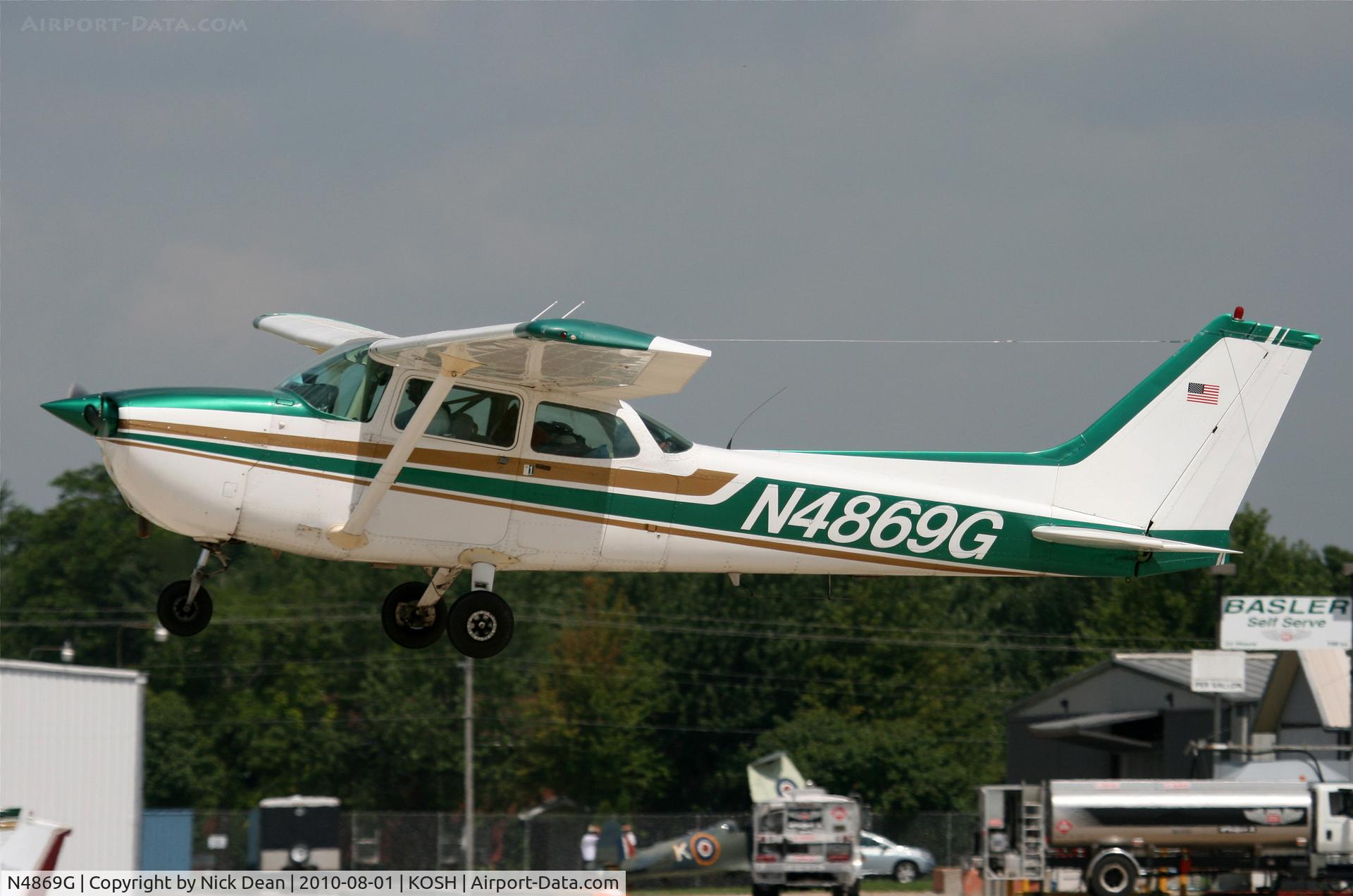 N4869G, 1979 Cessna 172N C/N 17273416, KOSH