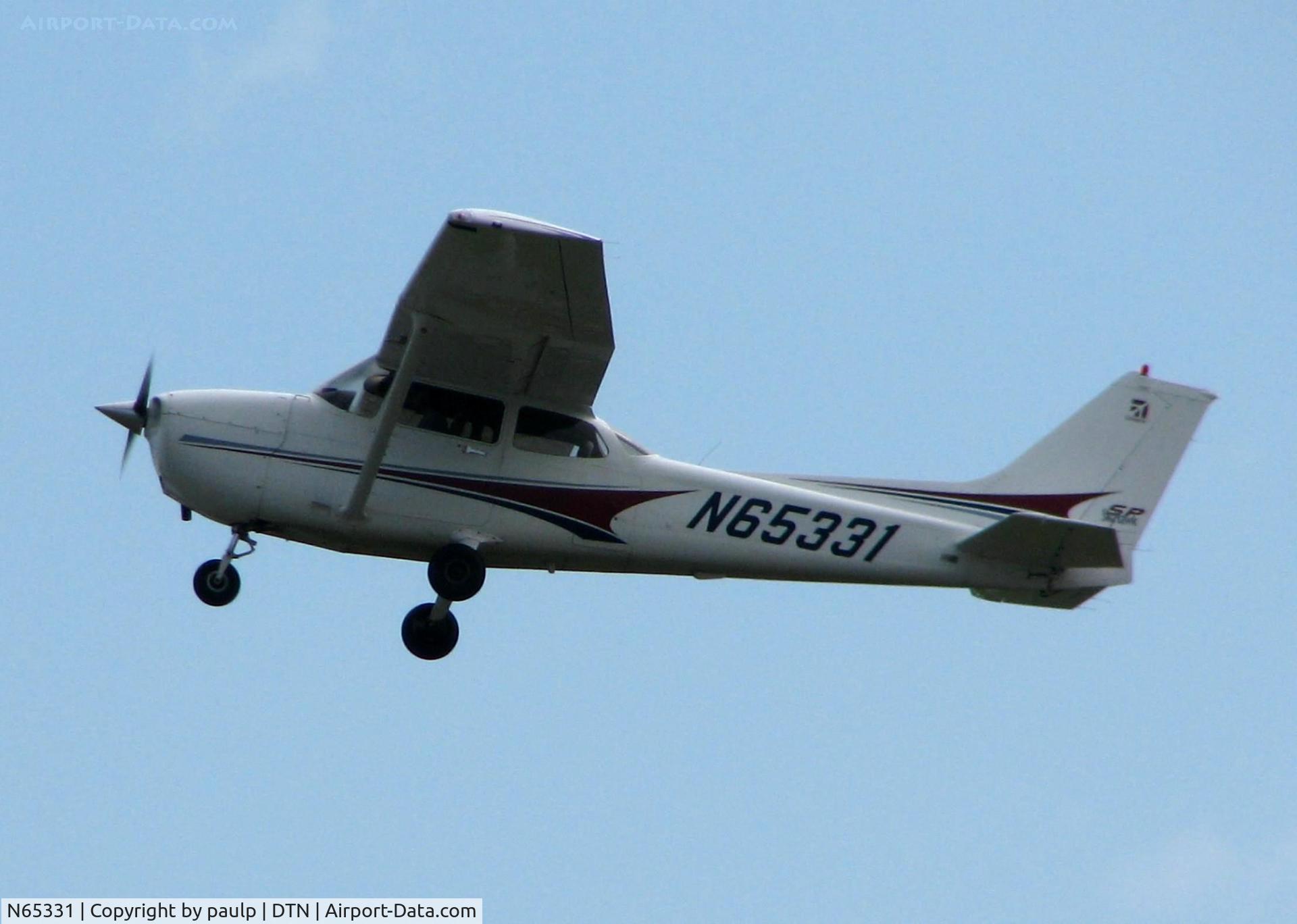 N65331, 2004 Cessna 172S C/N 172S9704, Off of 32 at Downtown Shreveport.