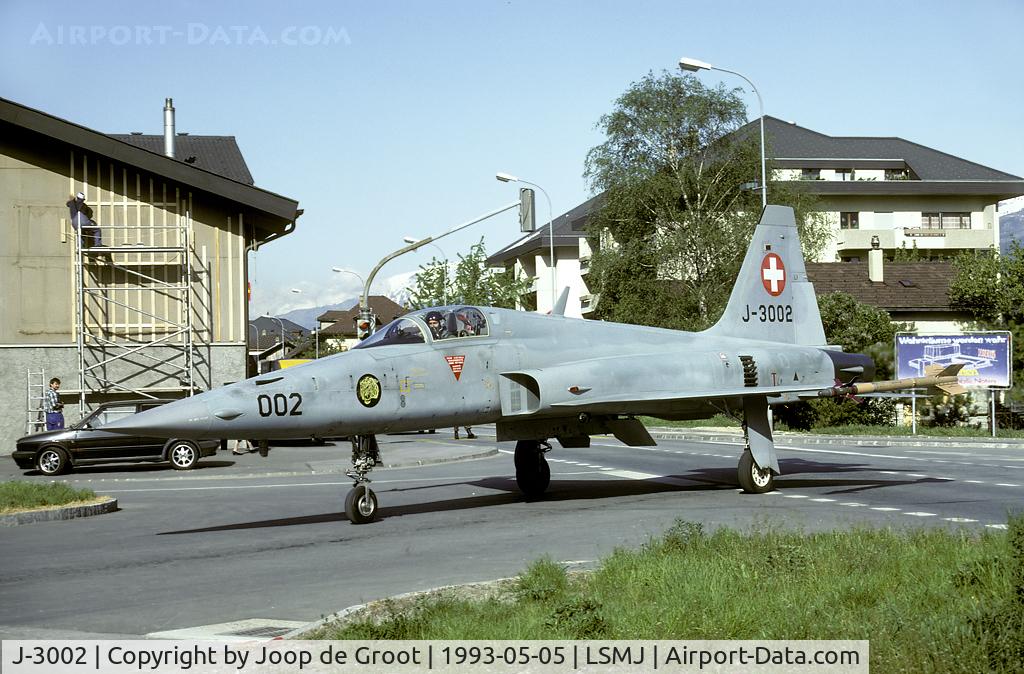 J-3002, Northrop F-5E Tiger II C/N L.1002, A common scene during the Wiederholungskurs at Turtmann: while the Tigers cross the main street of the Turtmann village the paintwork in the background goes on as normal.