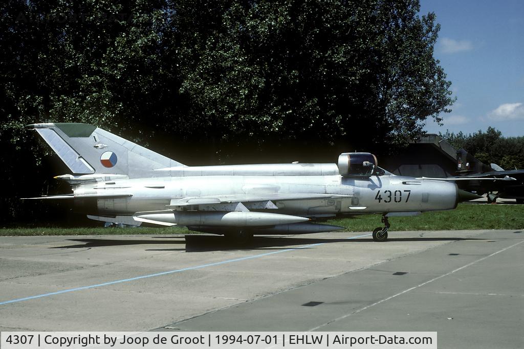 4307, Mikoyan-Gurevich MiG-21MF C/N 964307, Leeuwarden open house. This was the very first time a MiG-21 paid a visit to the field.