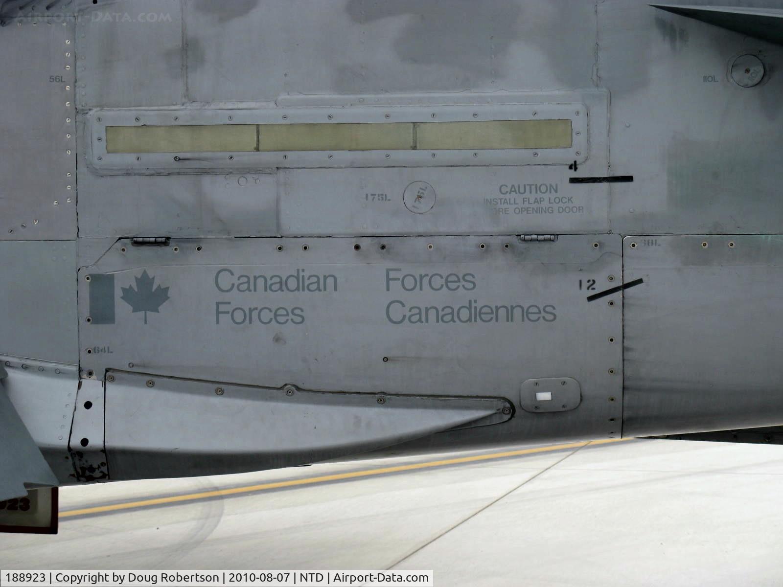 188923, 1986 McDonnell Douglas CF-188B Hornet C/N 0445/B080, McDonnell-Douglas CF-188B HORNET trainer, two General Electric F404-GE-400 Turbofans 16,000 lb st each, Canadian Forces low-viz camo marking