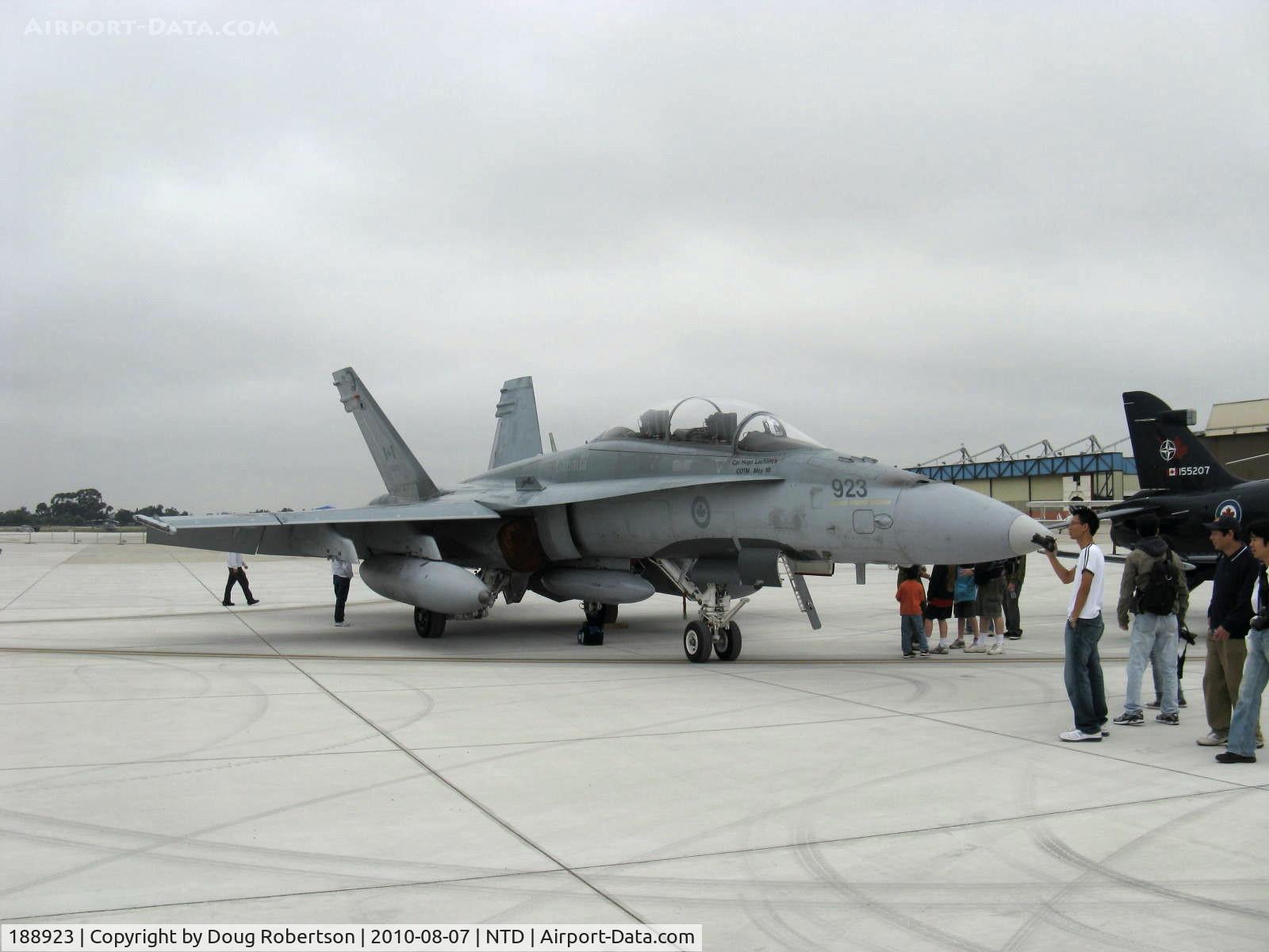 188923, 1986 McDonnell Douglas CF-188B Hornet C/N 0445/B080, McDonnell-Douglas CF-188B HORNET trainer, two General Electric F404-GE-400 Turbofans 16,000 lb st each, of Canadian Forces