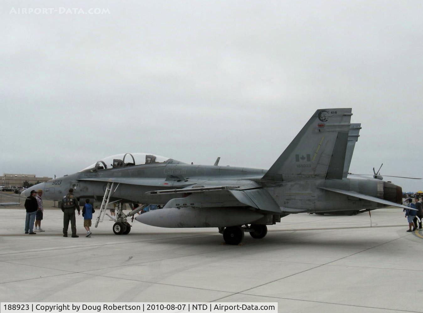 188923, 1986 McDonnell Douglas CF-188B Hornet C/N 0445/B080, McDonnell-Douglas CF-188B HORNET trainer, two General Electric F404-GE-400 Turbofans 16,000 lb st each, of Canadian Forces