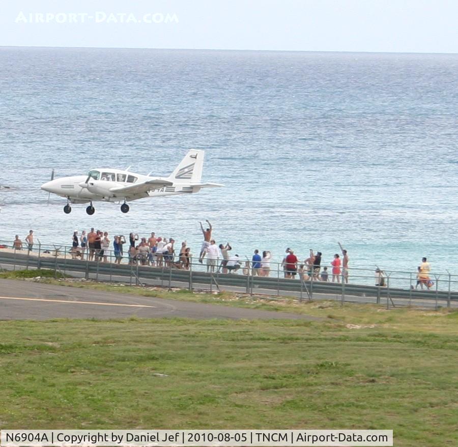 N6904A, 1979 Piper PA-23-250 C/N 27-7954076, N6904A over the tresh hold. look at the guy jumping to touch the wheels of the aircraft!!!!!