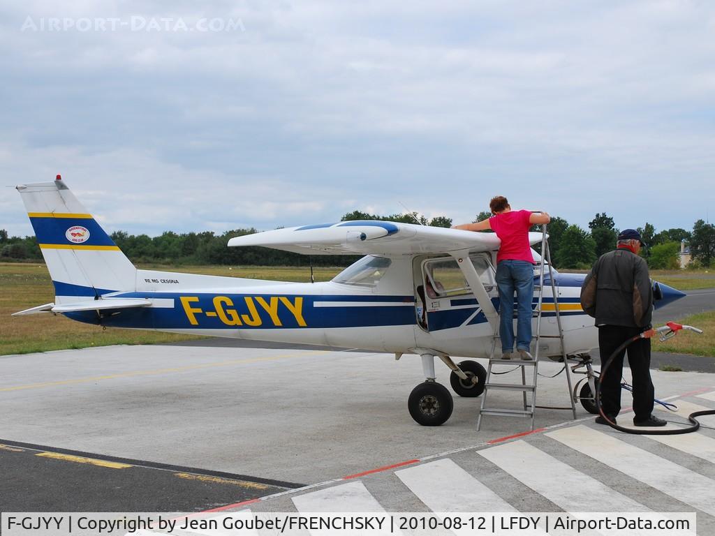 F-GJYY, Reims F152 C/N 1660, à la pompe....