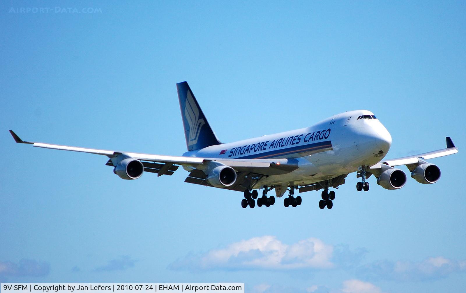 9V-SFM, 2003 Boeing 747-412F/SCD C/N 32898, Final approach