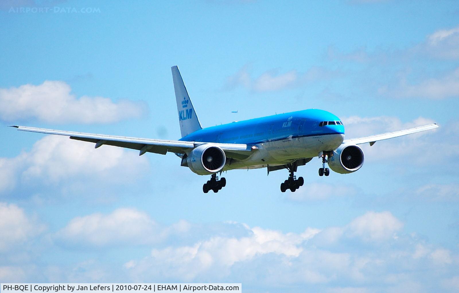 PH-BQE, 2004 Boeing 777-206/ER C/N 28691, Final approach