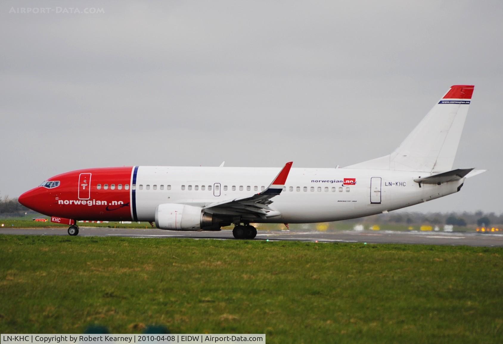 LN-KHC, 1998 Boeing 737-31S C/N 29265, Norwegian lining up r/w 28