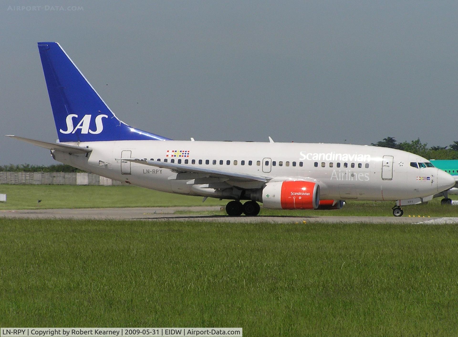 LN-RPY, 1998 Boeing 737-683 C/N 28292, SAS lining up r/w 10