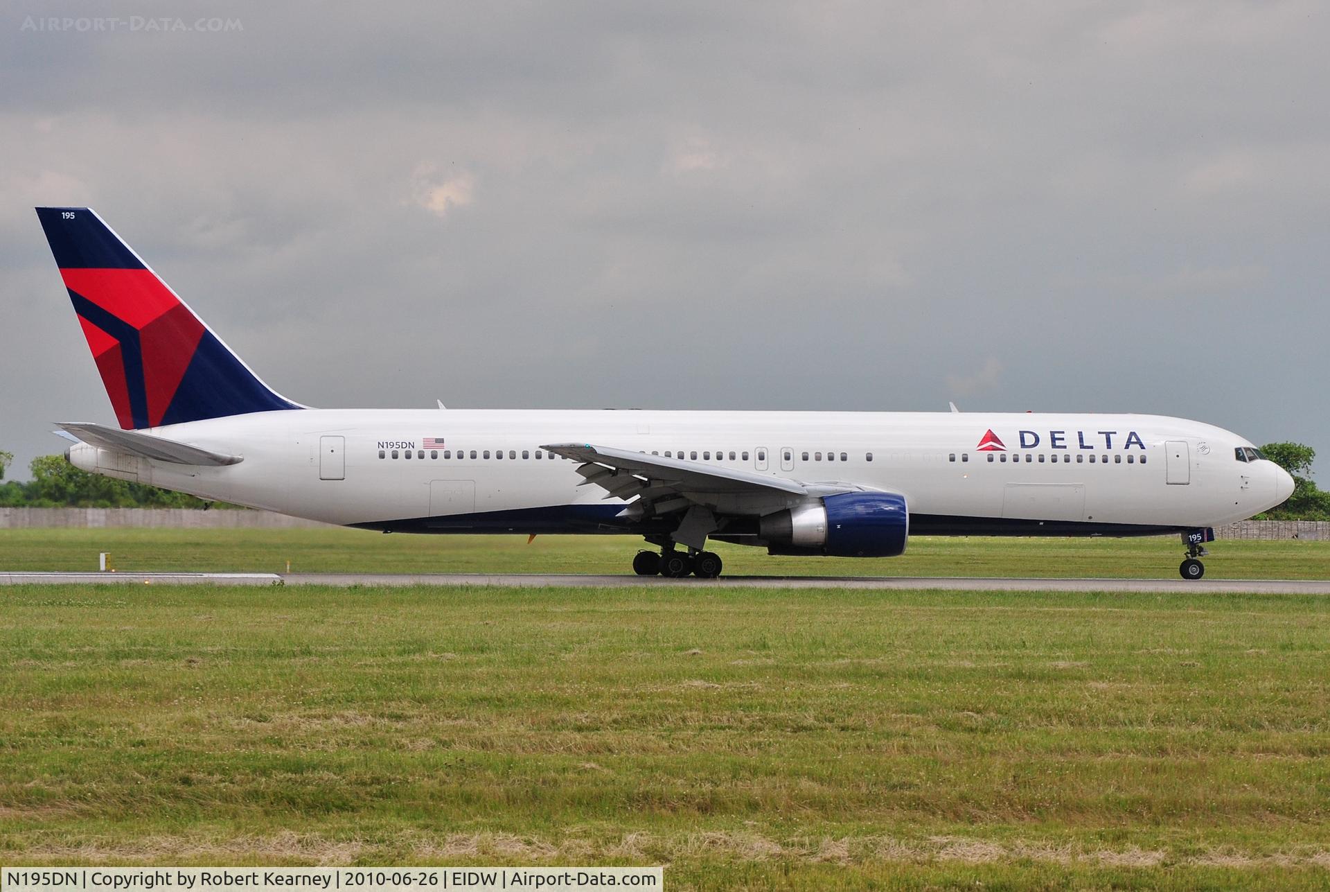 N195DN, 1997 Boeing 767-332 C/N 28452, Delta rolling on r/w 10