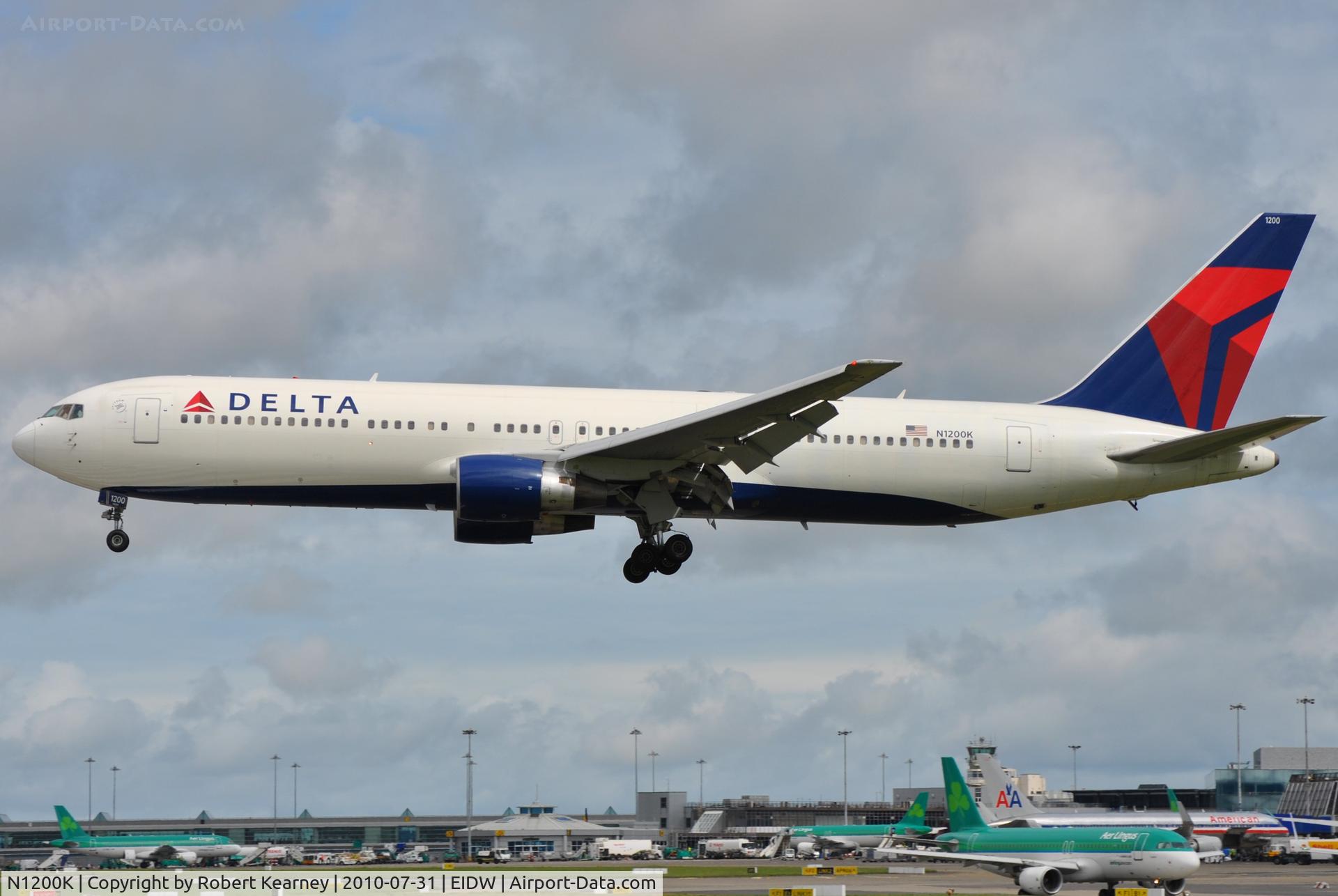 N1200K, 1998 Boeing 767-332 C/N 28457, Delta on short finals