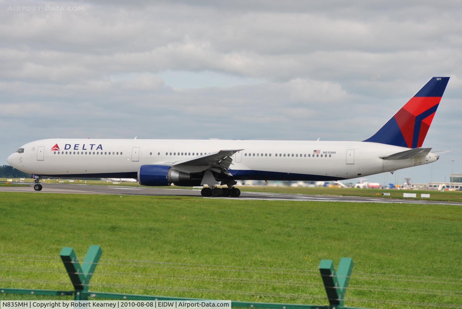 N835MH, 2000 Boeing 767-432/ER C/N 29708, Stretched Delta rolling on r/w 28