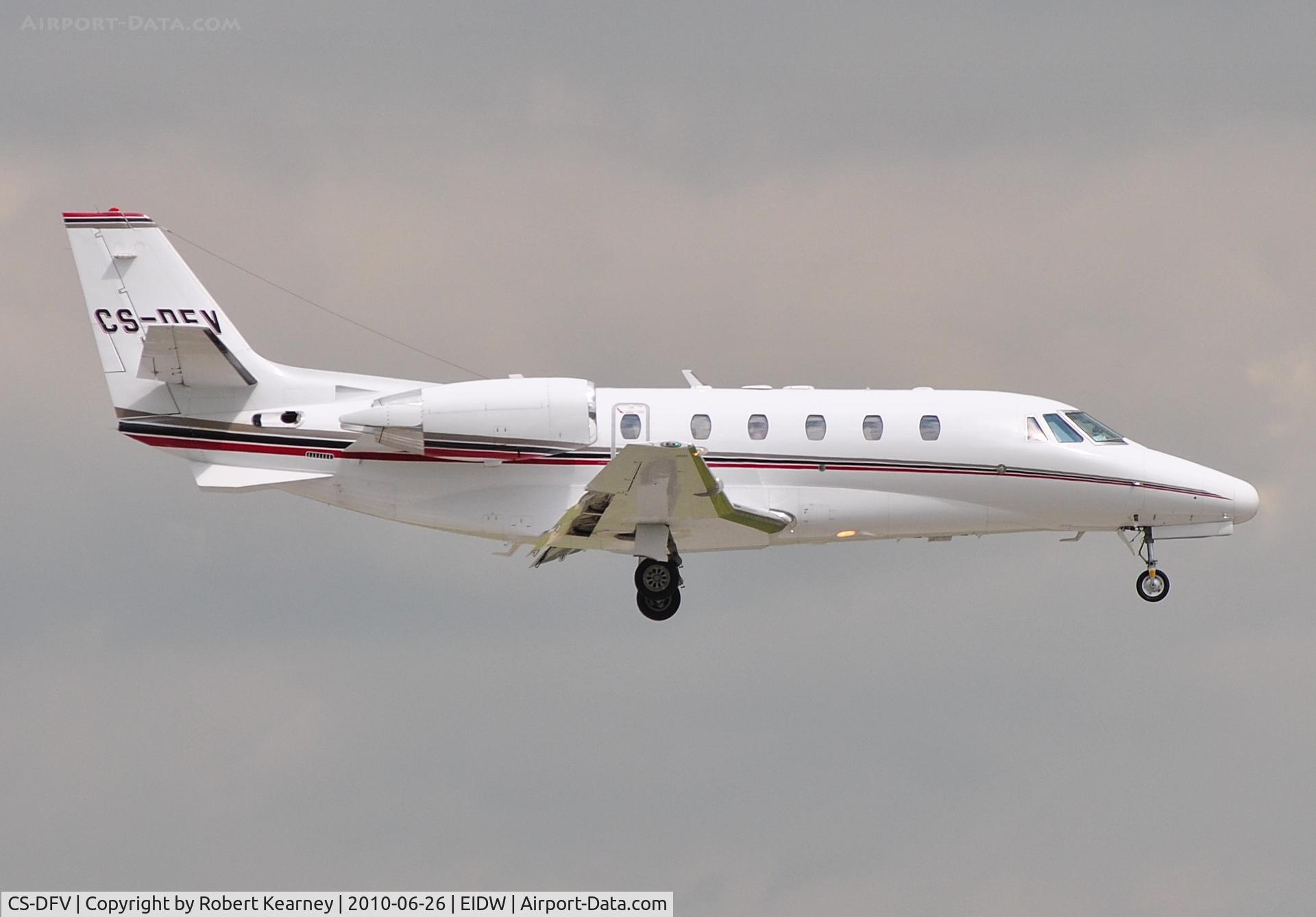 CS-DFV, 2004 Cessna 560XL Citation Excel C/N 560-5543, Citation650 on short finals above r/w 10