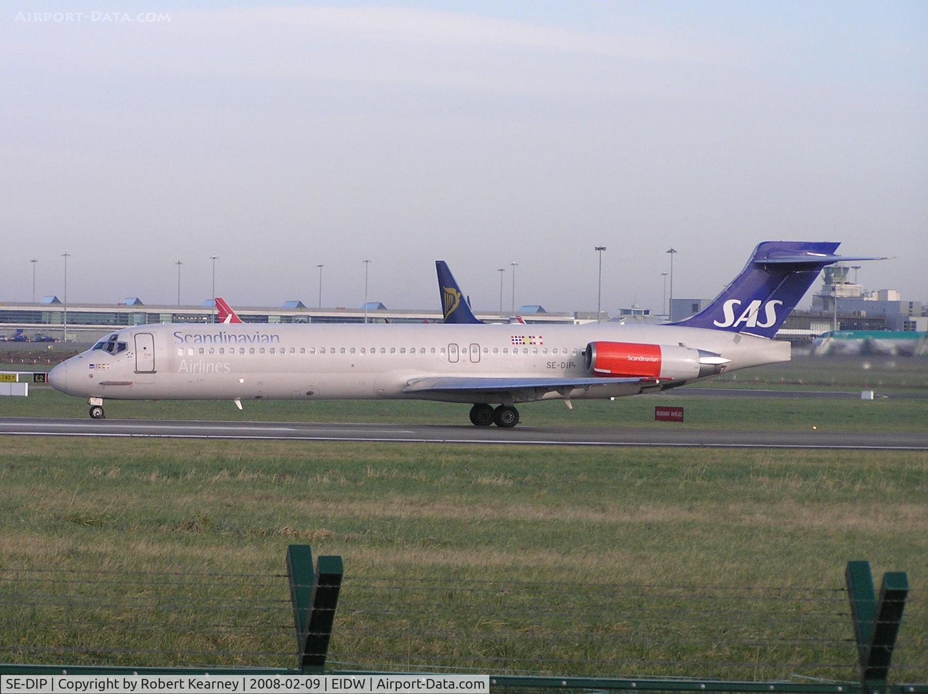 SE-DIP, 1991 McDonnell Douglas MD-87 (DC-9-87) C/N 53010, SAS rolling on r/w 28