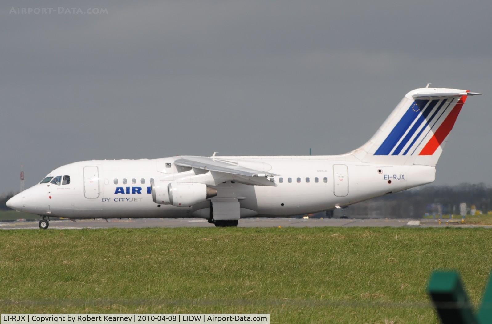 EI-RJX, 2000 BAe Systems Avro 146-RJ85A C/N E.2372, Air France lining up on r/w 28