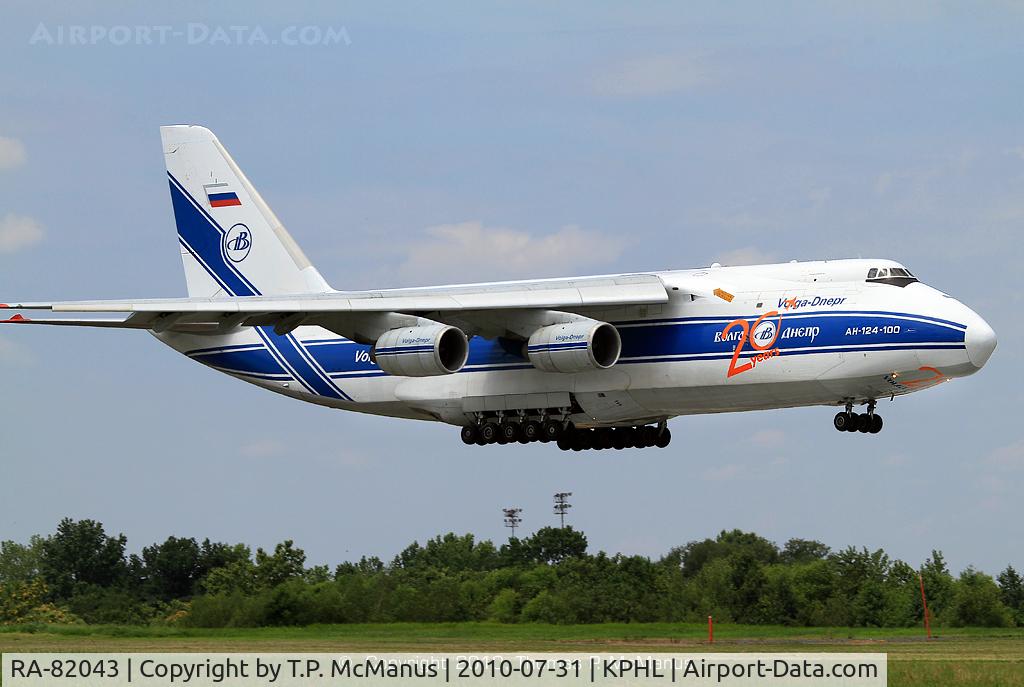 RA-82043, 1990 Antonov An-124-100 Ruslan C/N 9773054155101/0607, Antonov-AN-124 (Heavy) on short final for 9R at PHL.