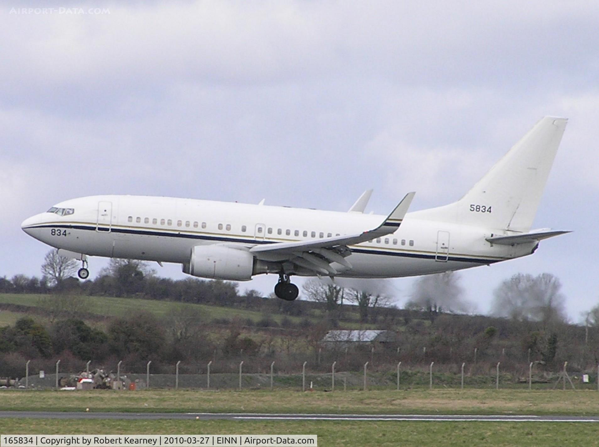 165834, 2002 Boeing C-40A Clipper C/N 32598, USA Air Force stopping for fuel