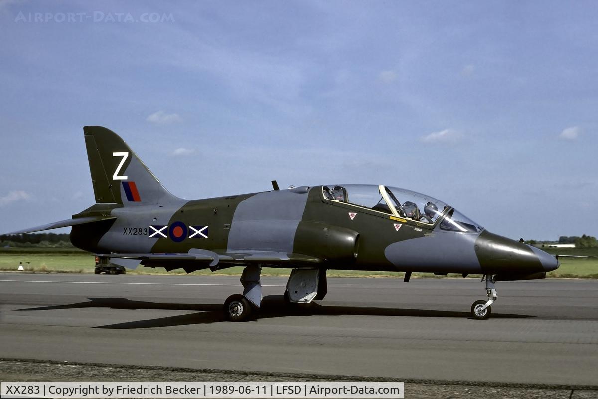 XX283, 1979 Hawker Siddeley Hawk T.1 C/N 109/312108, taxying to the active