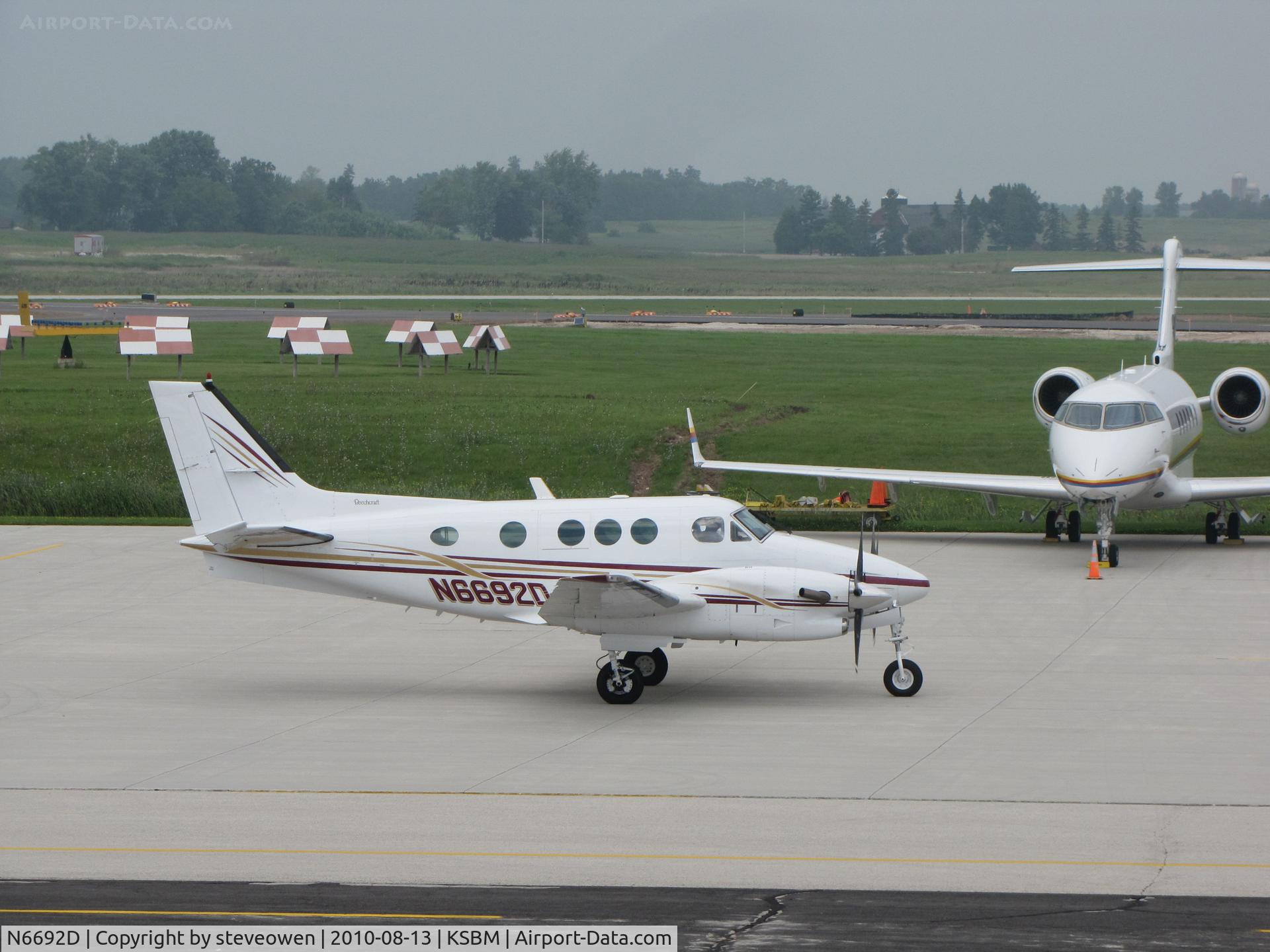 N6692D, 1984 Beech C90 King Air C/N LJ-1072, Taxing @ KSBM during PGA Tour