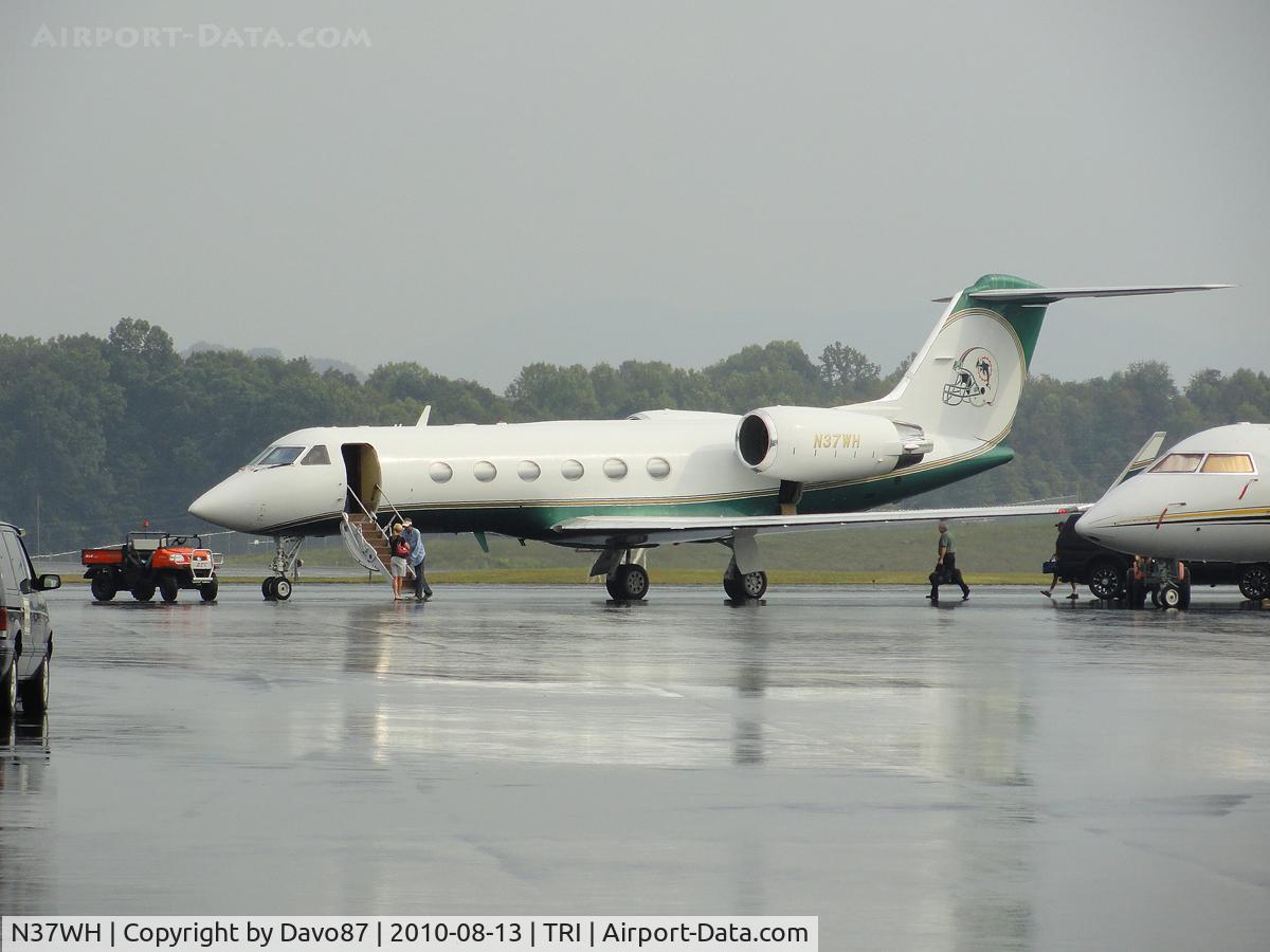 N37WH, 1994 Gulfstream Aerospace G-IV C/N 1243, Dolphins jet loading up to leave Tri-Cities Airport during a rain shower.