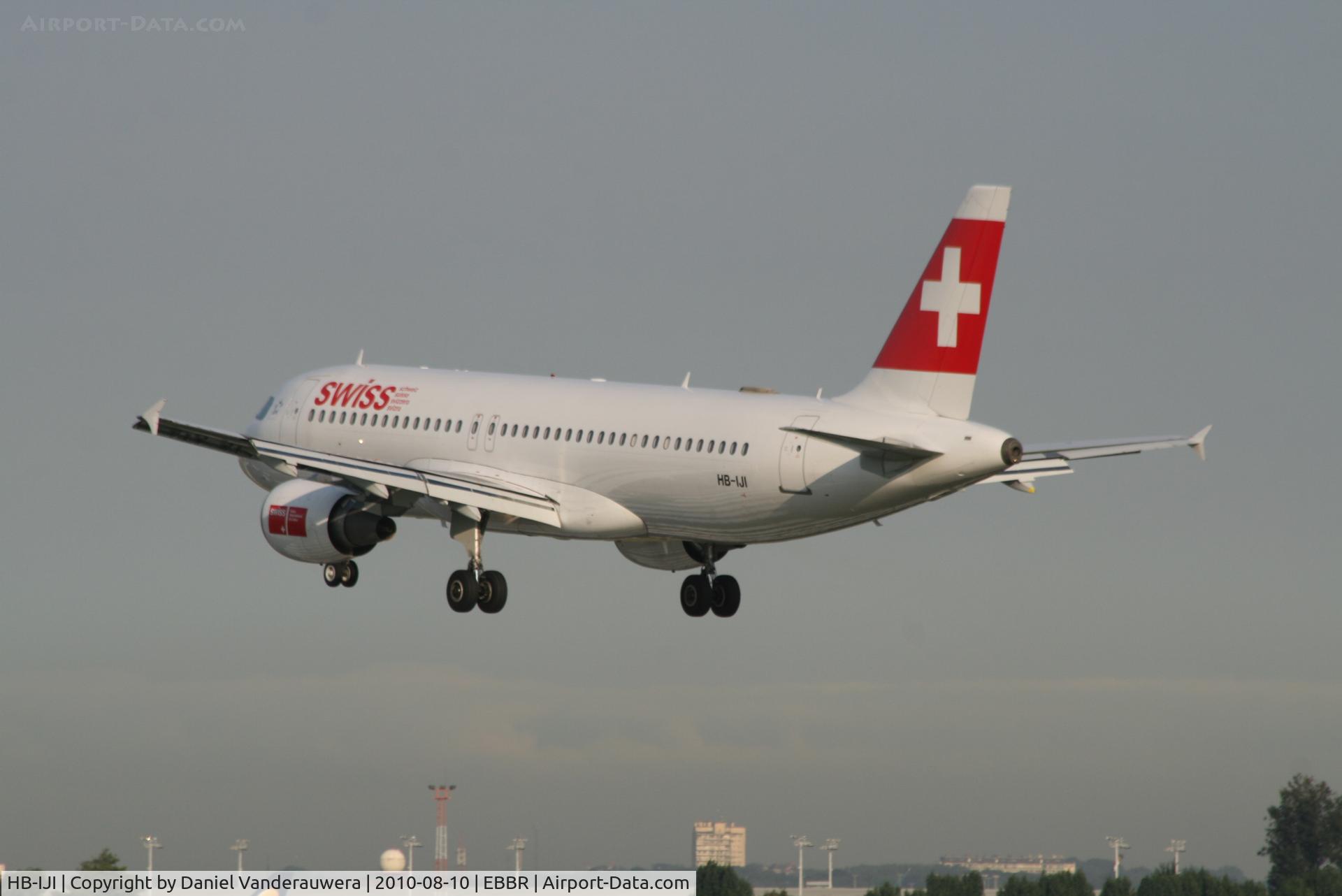 HB-IJI, 1996 Airbus A320-214 C/N 0577, Flight LX786  is descending to RWY 25L