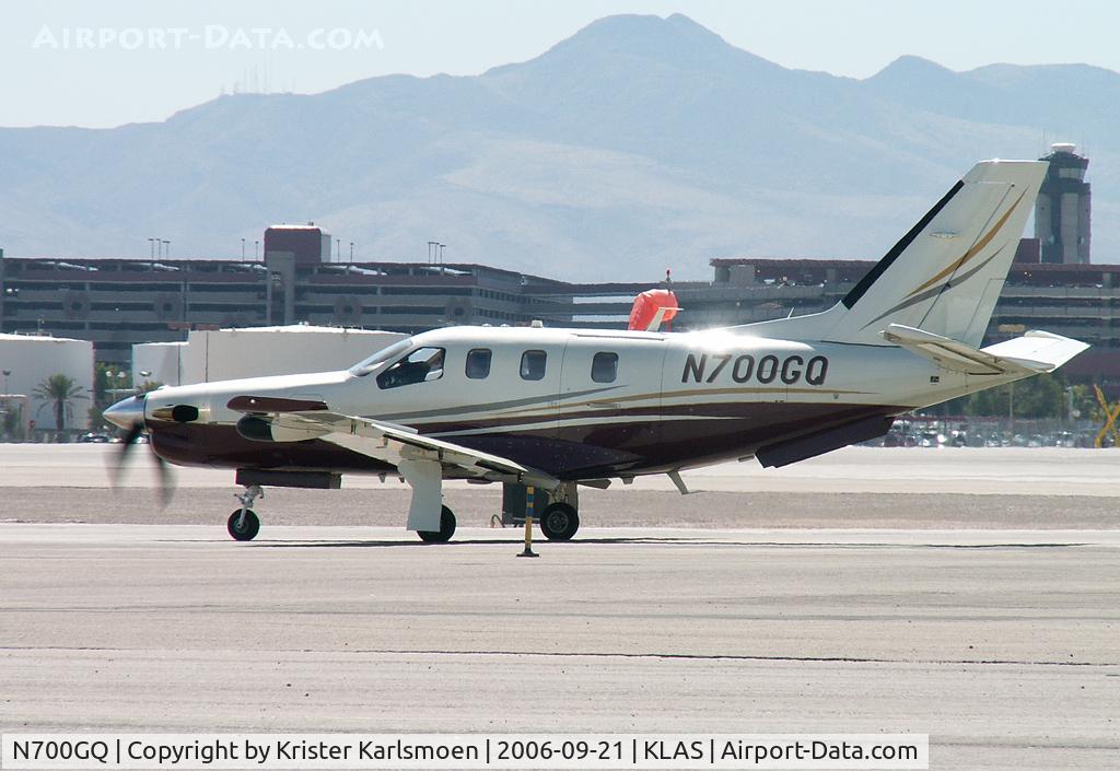 N700GQ, 2004 Socata TBM-700 C/N 289, Taxiing for departure.