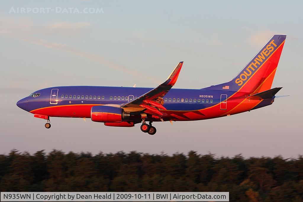 N935WN, 2009 Boeing 737-7H4 C/N 36641, Southwest Airlines N935WN (FLT SWA77) from Pittsburgh Int'l (KPIT) on short-final to RWY 33L in nice evening light.