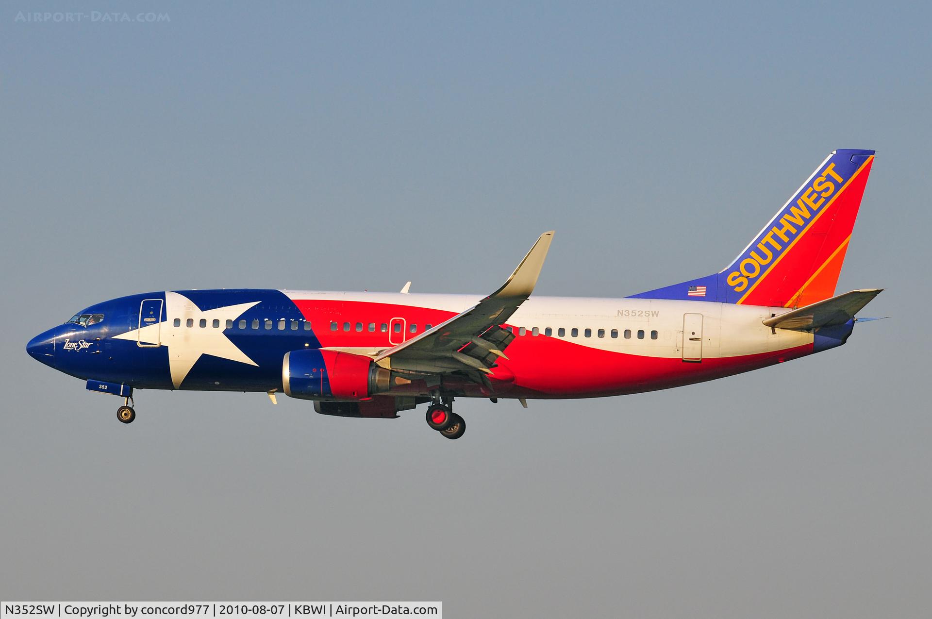 N352SW, 1990 Boeing 737-3H4 C/N 24888, Seen at KBWI on 8/7/2010