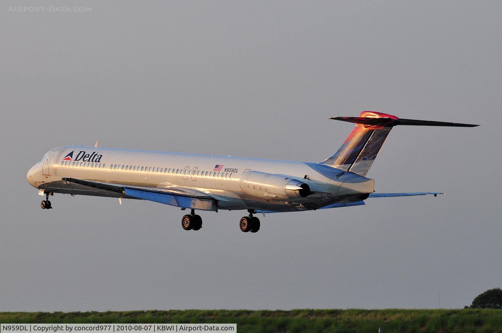 N959DL, 1990 McDonnell Douglas MD-88 C/N 49978, Seen at KBWI on 8/7/2010