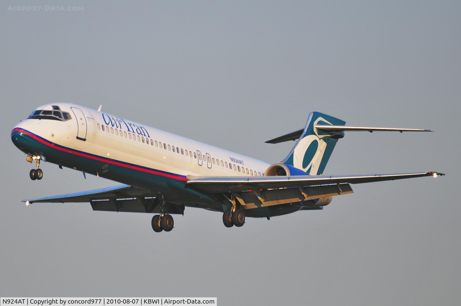 N924AT, 2000 Boeing 717-200 C/N 55080, Seen at KBWI on 8/7/2010