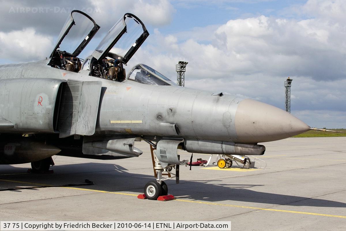 37 75, 1972 McDonnell Douglas F-4FKWS Phantom II C/N 4533, waiting for the crew