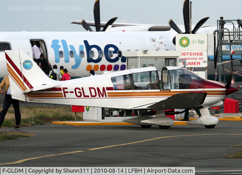 F-GLDM, Robin DR-400-180 Regent Regent C/N 2093, On refuelling...