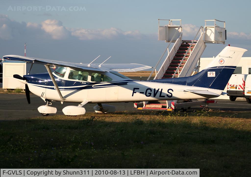 F-GVLS, 1981 Cessna 182R Skylane C/N 18267970, Parked near 