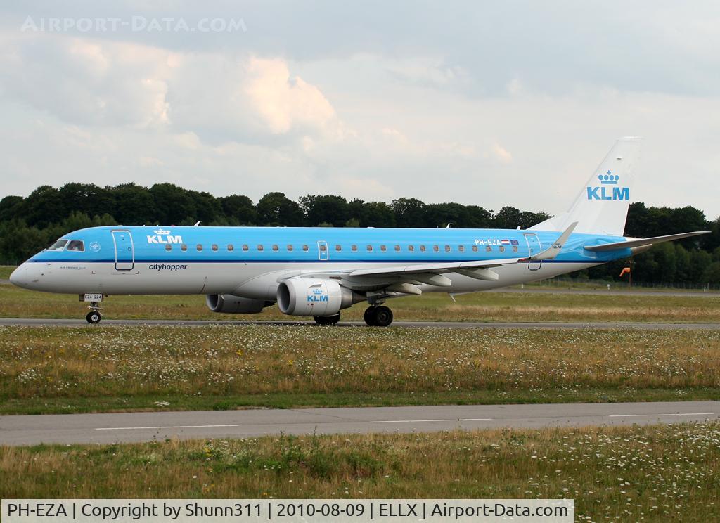 PH-EZA, 2008 Embraer 190LR (ERJ-190-100LR) C/N 19000224, Taxiing holding point rwy 24 for departure...