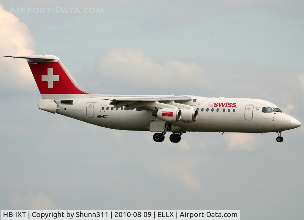 HB-IXT, 1995 British Aerospace Avro 146-RJ100 C/N E3259, Landing rwy 24