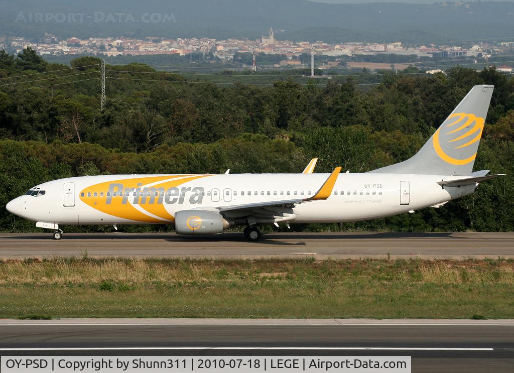 OY-PSD, 2000 Boeing 737-86N C/N 28618, Taxiing holding point rwy 20 for departure...