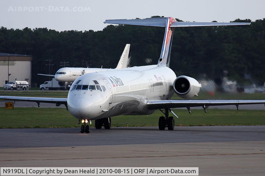 N919DL, 1988 McDonnell Douglas MD-88 C/N 49584, Delta Air Lines N919DL (FLT DAL1238) taxiing to Gate 23 via taxiway Charlie after arrival from Hartsfield-Jackson Atlanta Int'l (KATL). Comco N610G can be seen in the background.