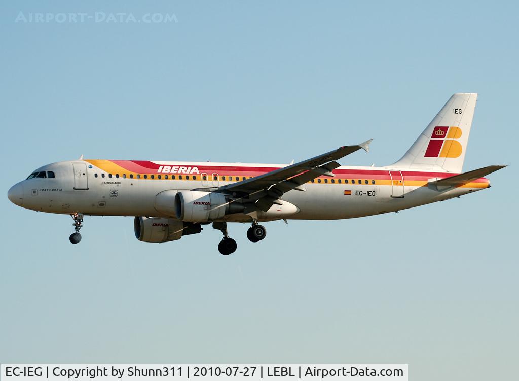 EC-IEG, 2001 Airbus A320-214 C/N 1674, Landing rwy 25R