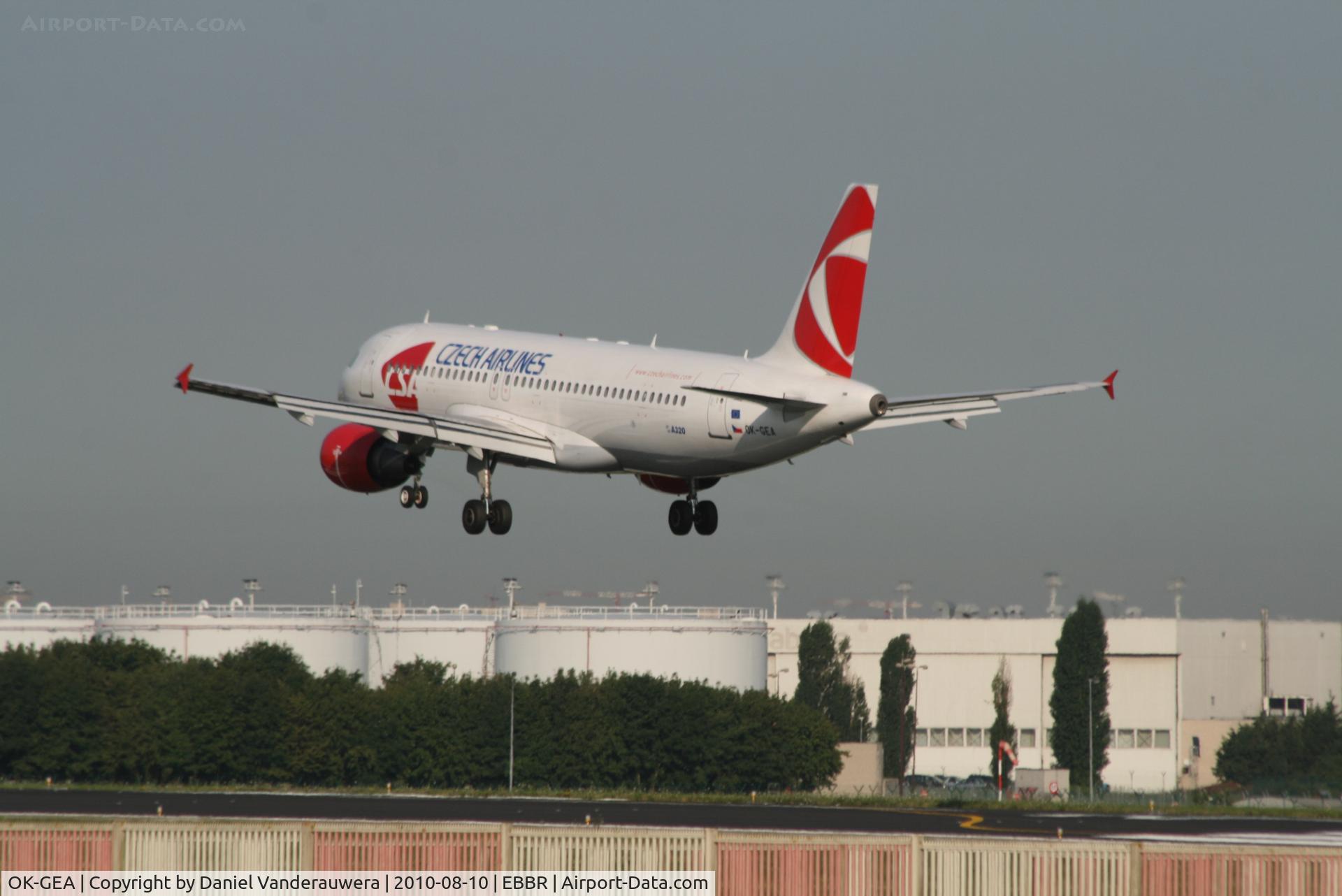 OK-GEA, 2001 Airbus A320-214 C/N 1439, Several seconds before landing on RWY 25L