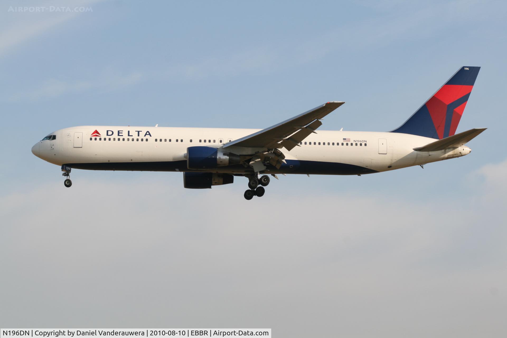 N196DN, 1997 Boeing 767-332 C/N 28453, Arrival of flight DL140 to RWY 25L