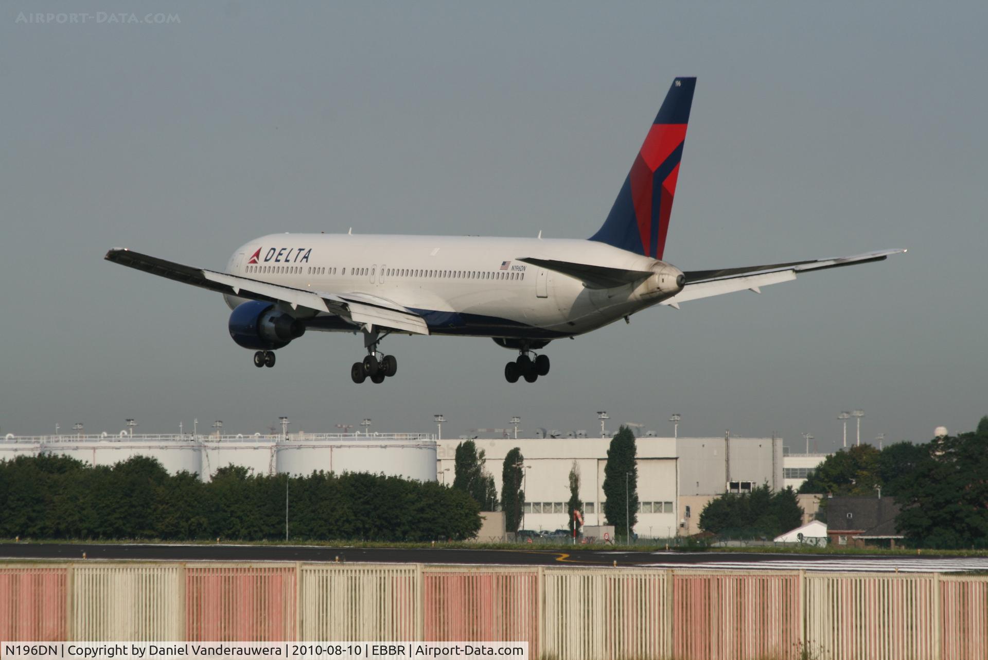 N196DN, 1997 Boeing 767-332 C/N 28453, Flight DL140 is descending to RWY 25L