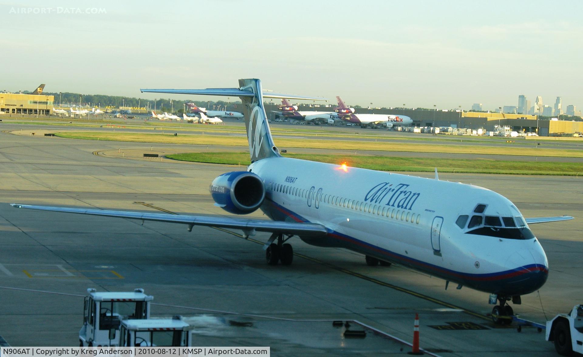 N906AT, 2001 Boeing 717-200 C/N 55087, AirTran Boeing 717-200 at the gate.