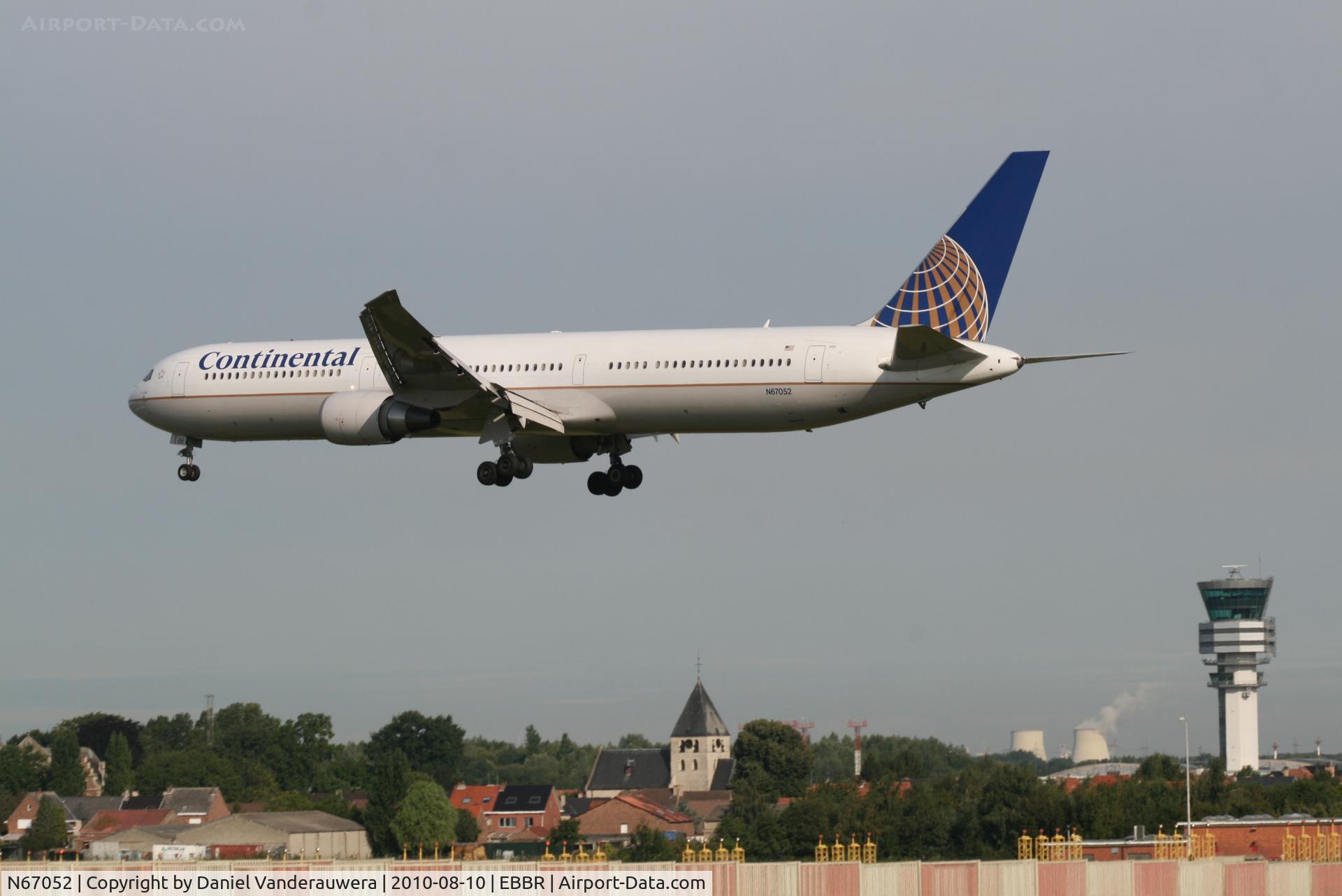 N67052, 2000 Boeing 767-424/ER C/N 29447, Flight CO060 is descending to RWY 25L