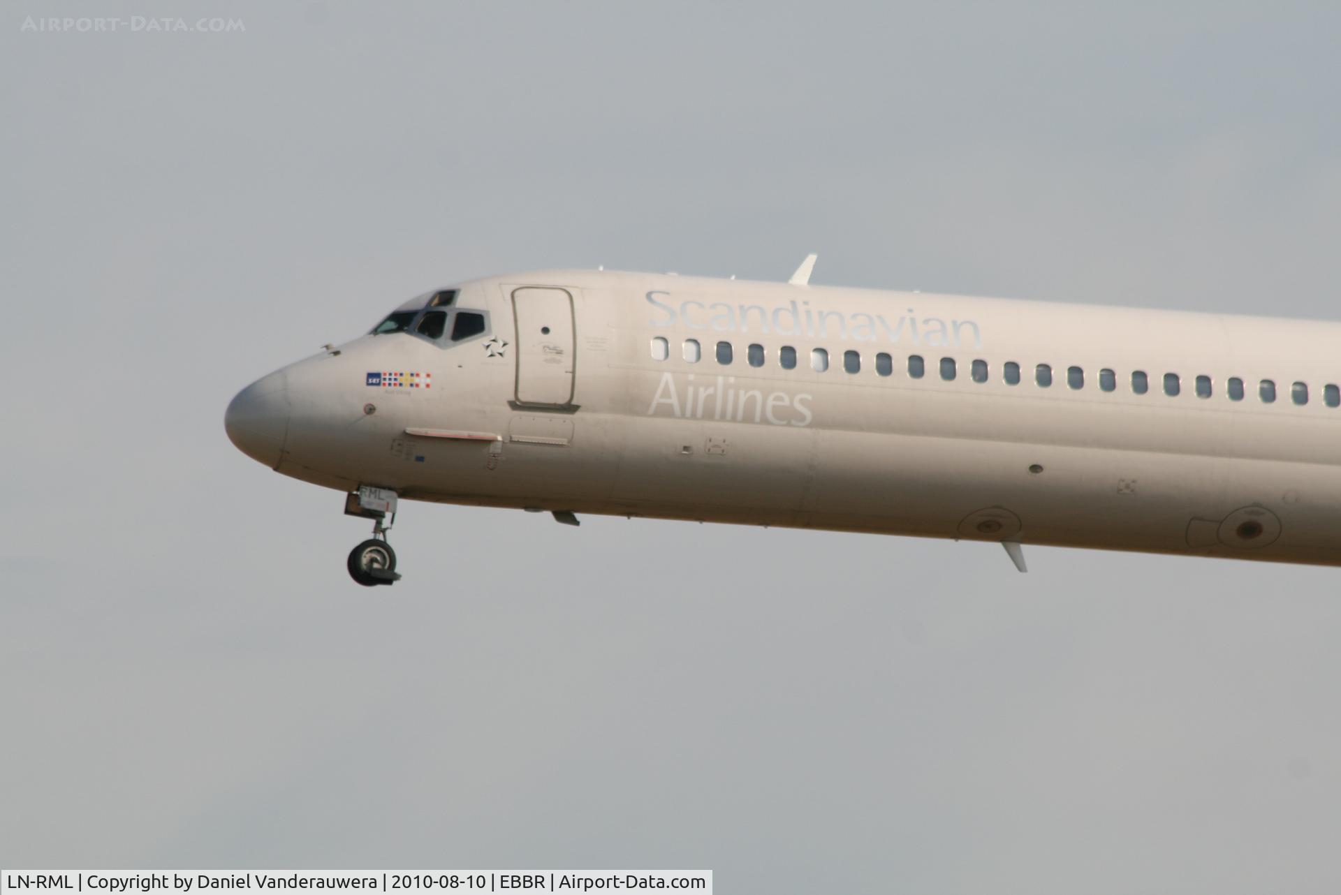 LN-RML, 1991 McDonnell Douglas MD-82 (DC-9-82) C/N 53002, Arrival of flight SK593 to RWY 25L