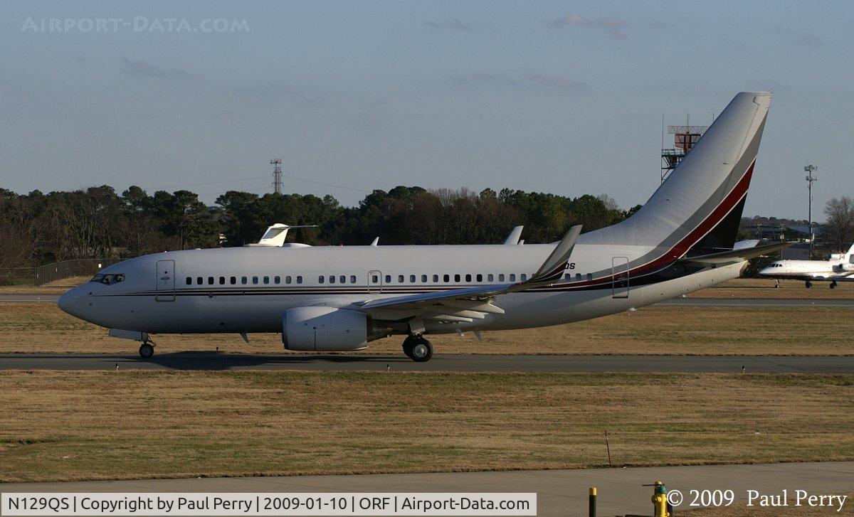 N129QS, 1999 Boeing 737-7BC C/N 30329, Rolling on to her spot in line